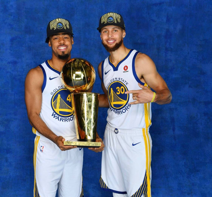 英超赛场亮点：利物浦逆转曼联,