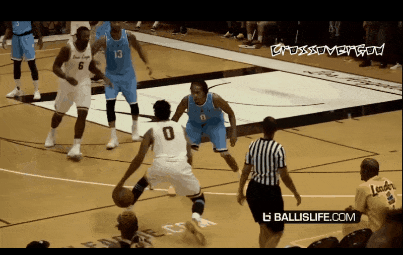 互致问候，U17世界杯期间日本队与墨西哥队在酒店相互列队致意