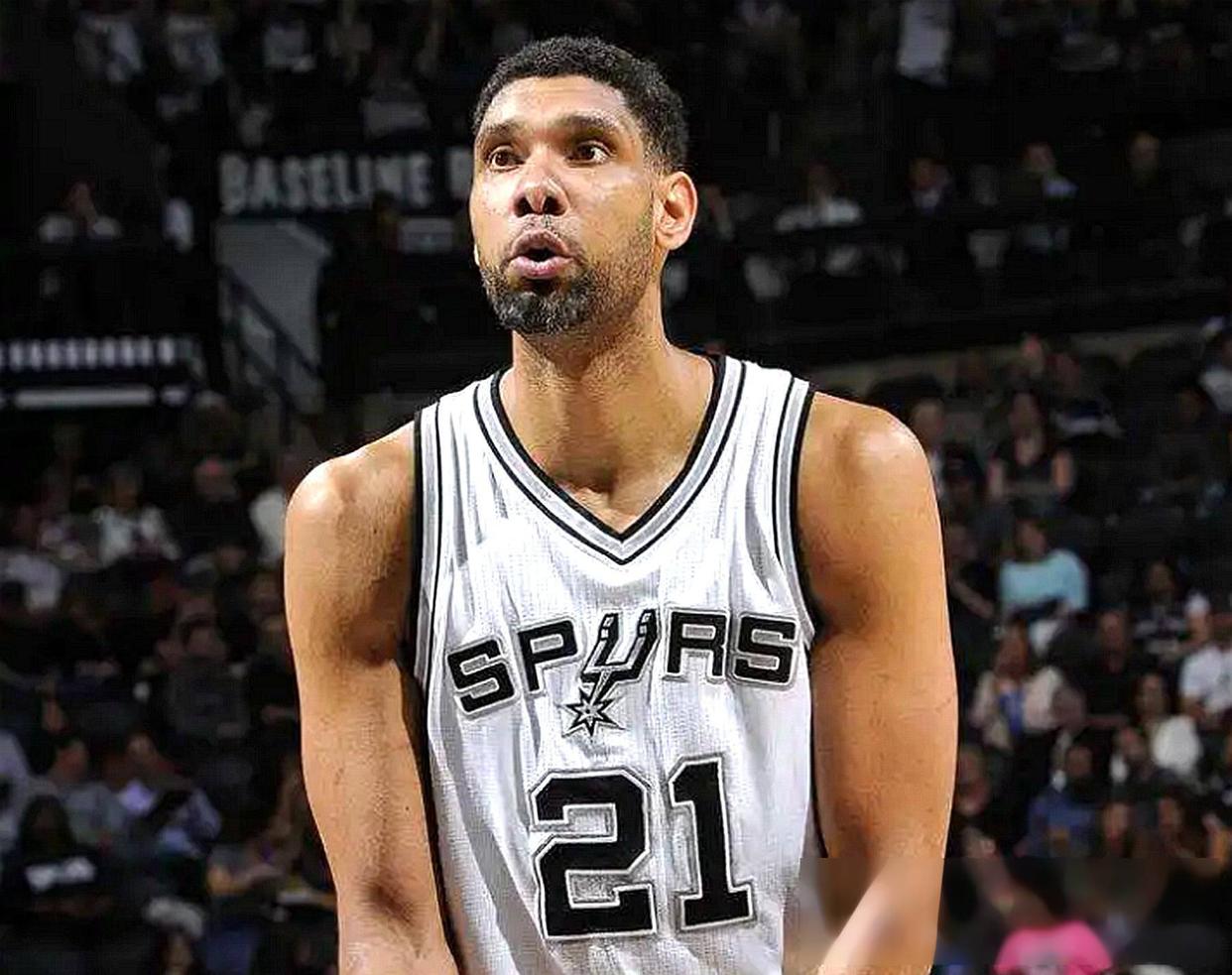 世体：莱万多夫斯基点亮纽约帝国大厦，以庆祝波兰独立日