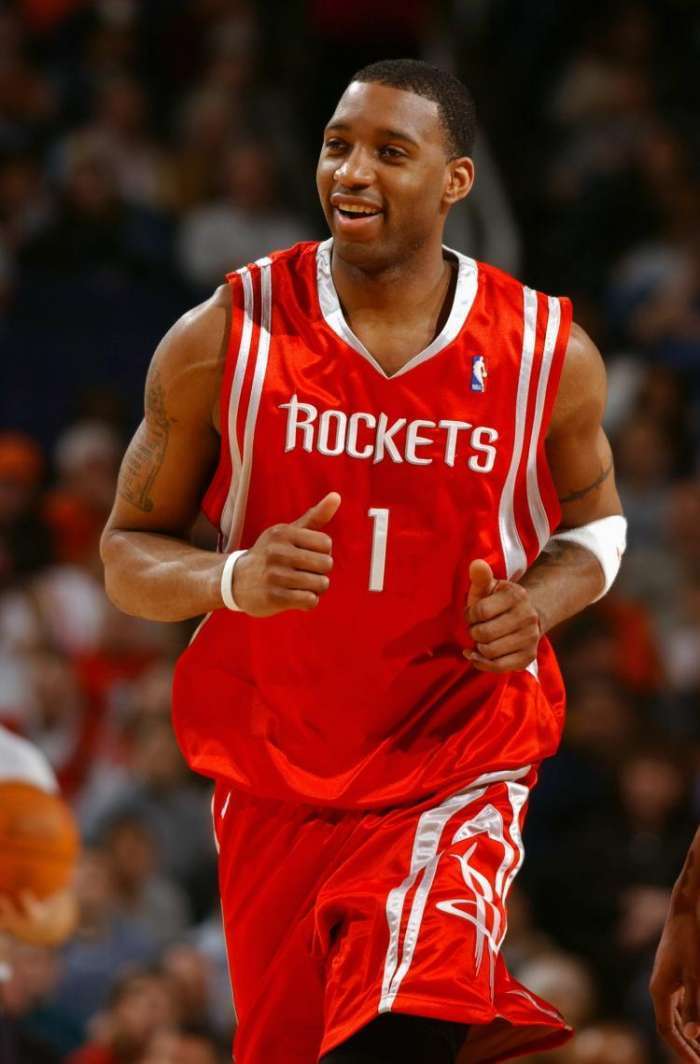 孙颖莎的身体柔韧性太好了，膝盖不弯，就这样直下去系鞋带，没几个人能做到吧