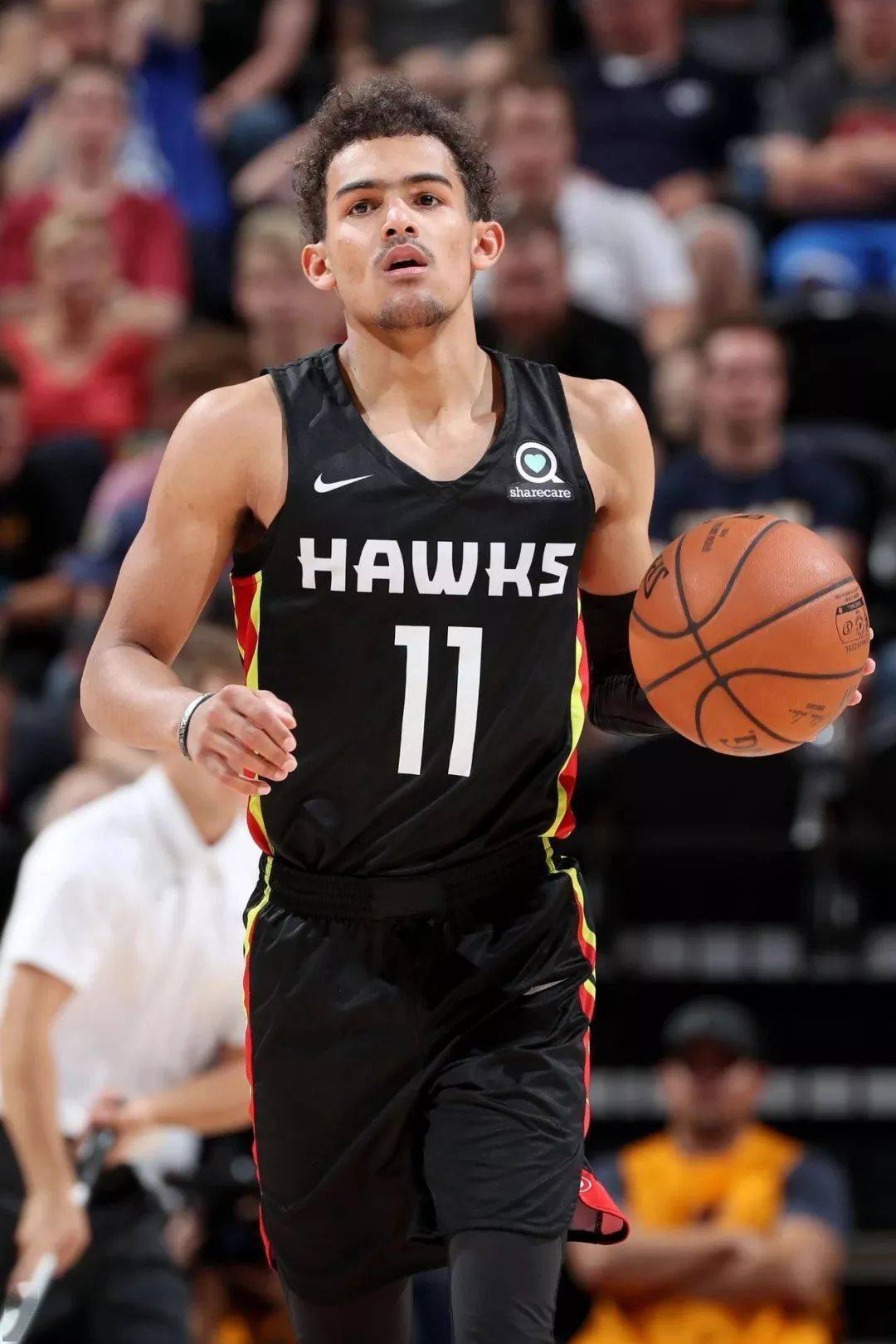 给爷整笑了，曼奇尼假意亲吻布鲁马多，将布鲁马多逗笑