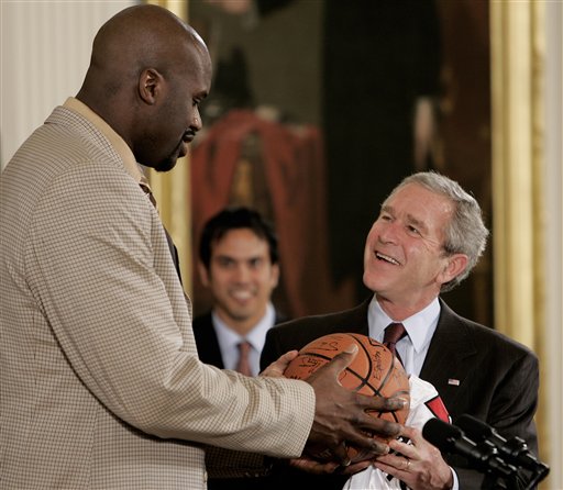 成都蓉城迎来新赛季开门红，费利佩进球送武汉三镇首败，裁判出示8张黄牌