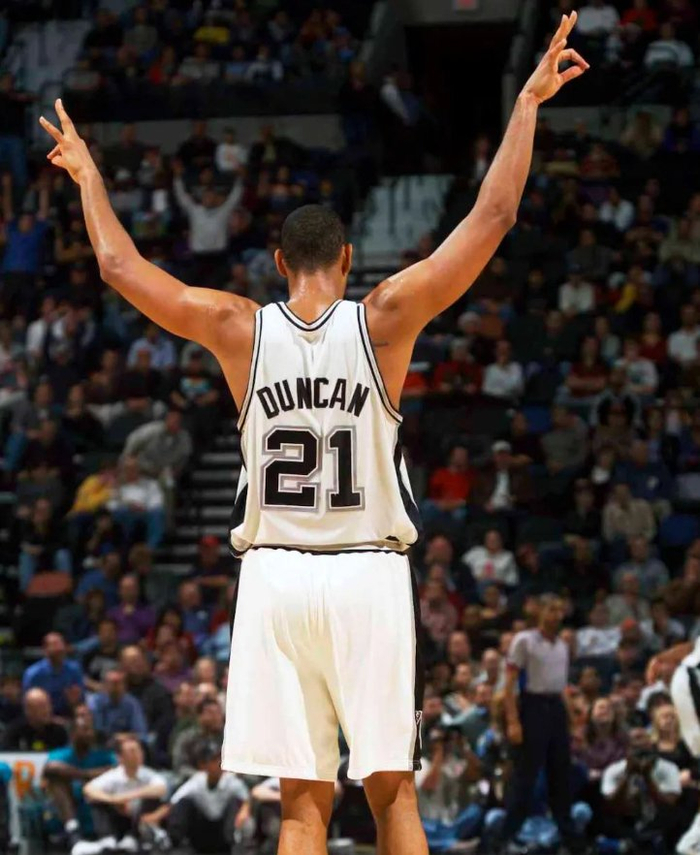 详解棒球规则中的“投手板站位”轴心脚离板瞬间的合法性界定