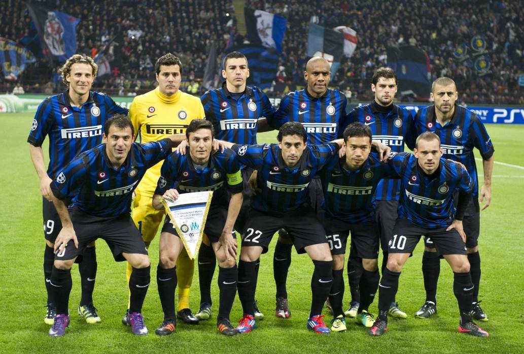 53岁齐达内上海街头踢毽子，与大妈迅速融入展现高球商风采