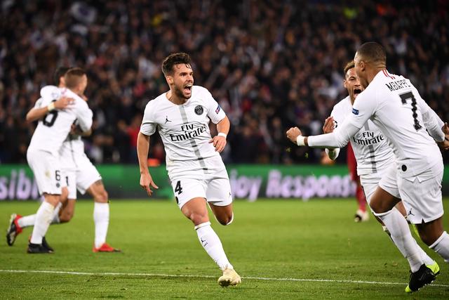 出席白宫晚宴后，C罗与美国防务部长合影